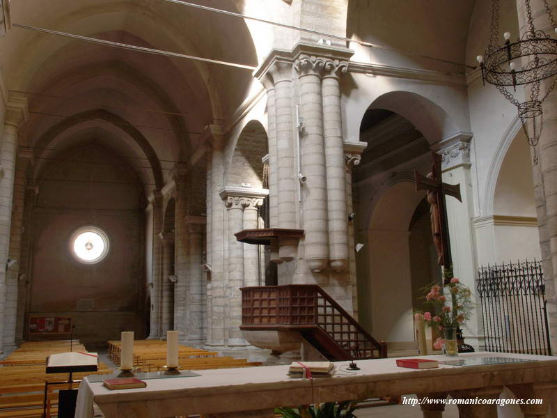 INTERIOR DE LA NAVE HACIA LOS PIES. EMBOCADURA NAVE NORTE